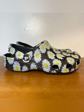 Crocs Classic Seasonal Graphic Clog In The Black Daisy Design Women’s 8
